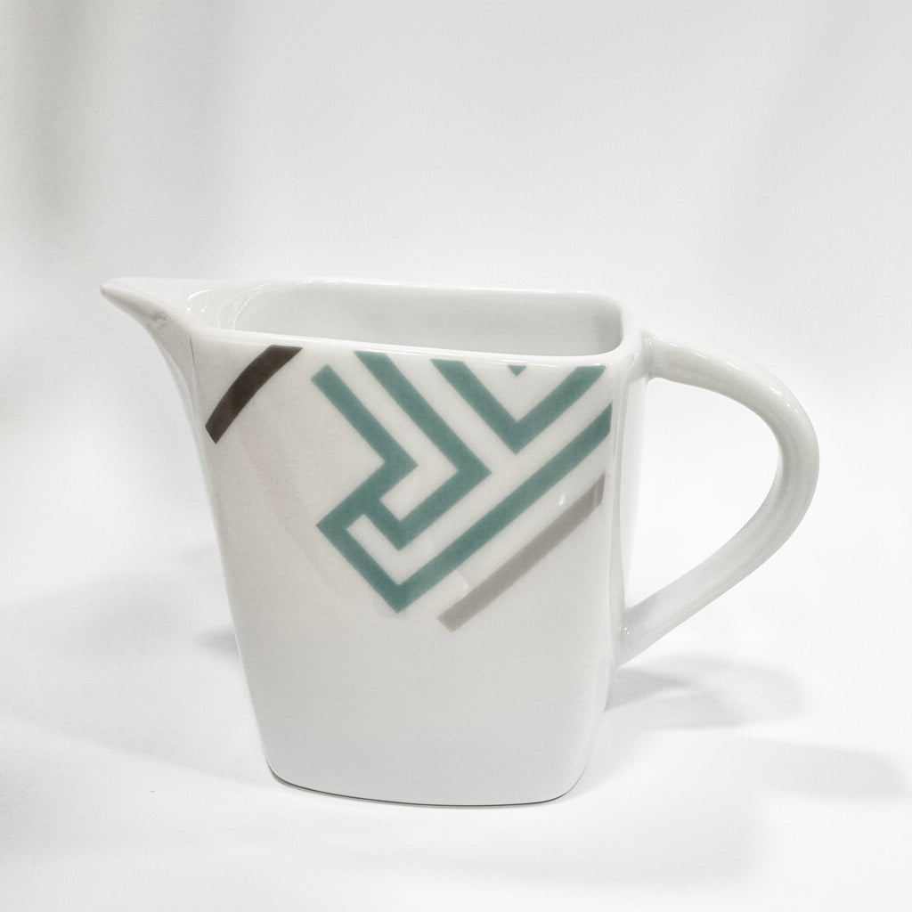 Каничка за мляко от фин порцелан с вместимост 300 мл, бял цвят, с ивици в зелено тифани в горната част до ръба