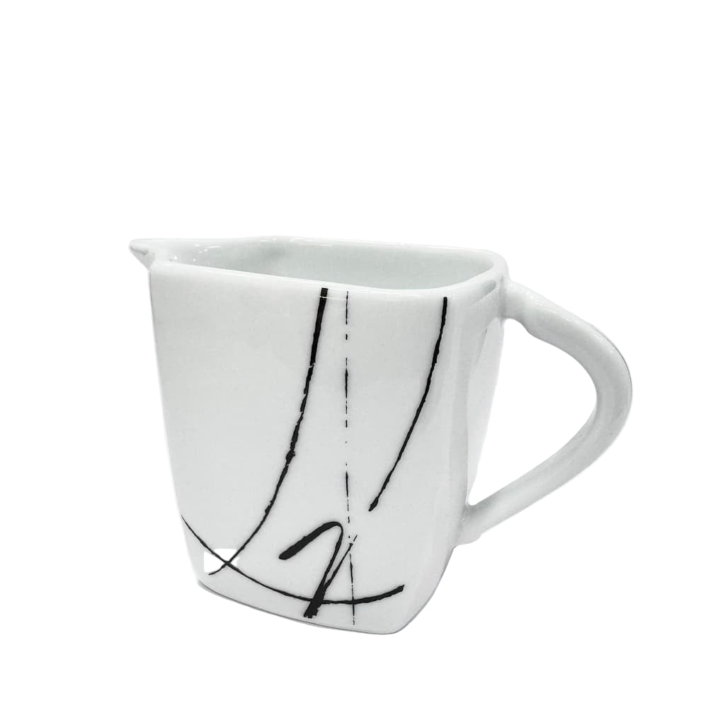 Каничка за мляко от фин порцелан в бял цвят с черни декоративни ивици, с дръжка, на бял фон