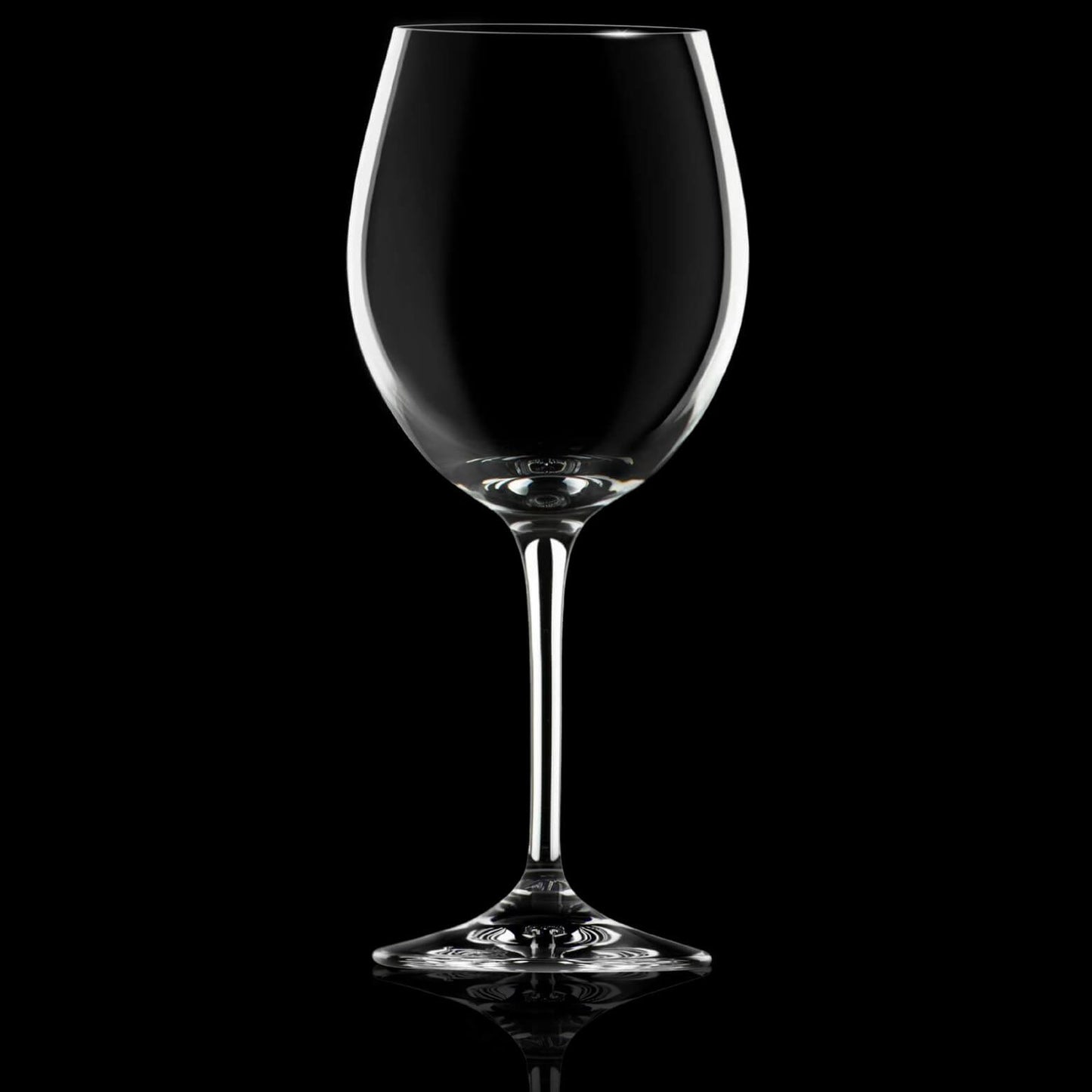 Чаша INVINO RCR за червено вино с класическа форма, на черен фон