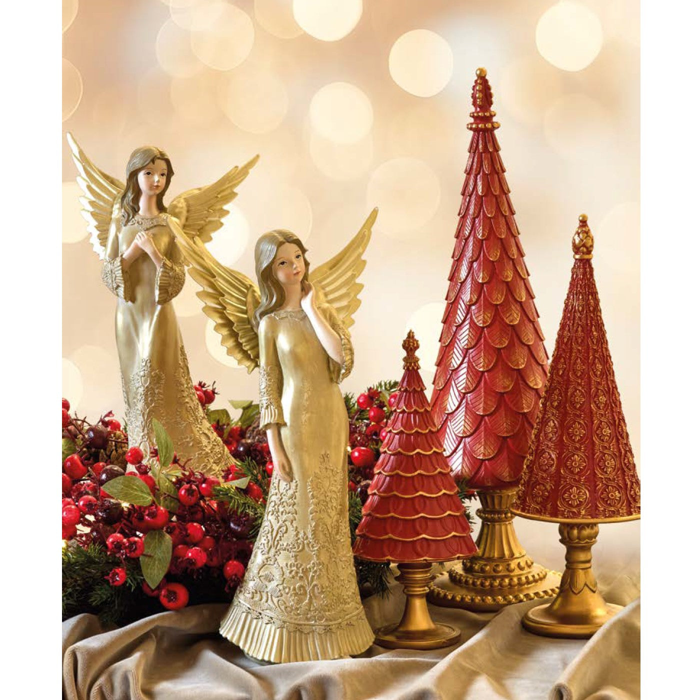 Коледна декорация FADE Magic Wood в празнична обстановка с елегантен интериор и коледни украси