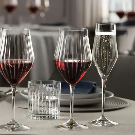Кристални чаши RCR с фини релефни вертикални линии, подредени на елегантна трапеза - съчетание на италиански дизайн и съвършен блясък и прозрачност.