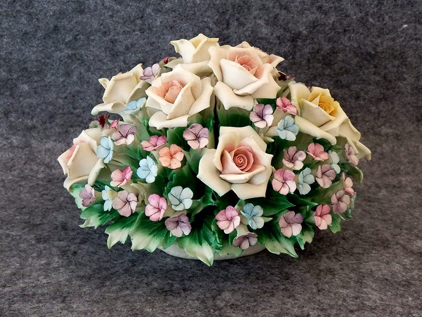 Овална кошница с рози и полски цветя CAPODIMONTE, Visconti, 18x13x14 см, порцелан