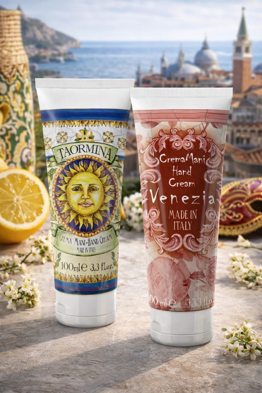 Крем за ръце Taormina и Venezia от италианската фирма Rudy Profumi, 100 мл, поставени на фон с изглед към венецианската лагуна и елементи от градът Таормина. Идеални за подарък, за всички, които обичат и искат да се завърнат мислено в Италия.