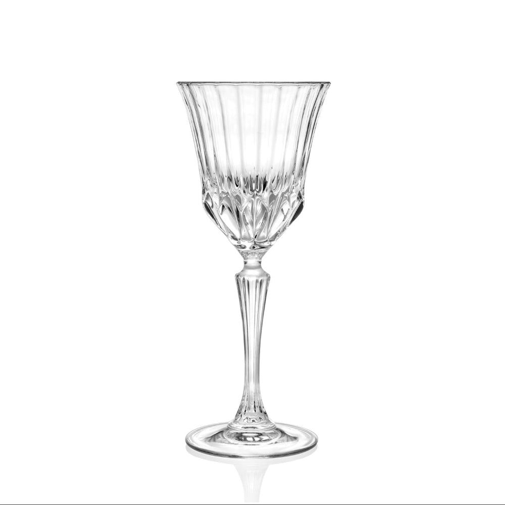 Елегантни чаши за бяло вино на бял фон Adagio RCR Italy, класически стил с дълбоко гравирани линии за повече блясък.