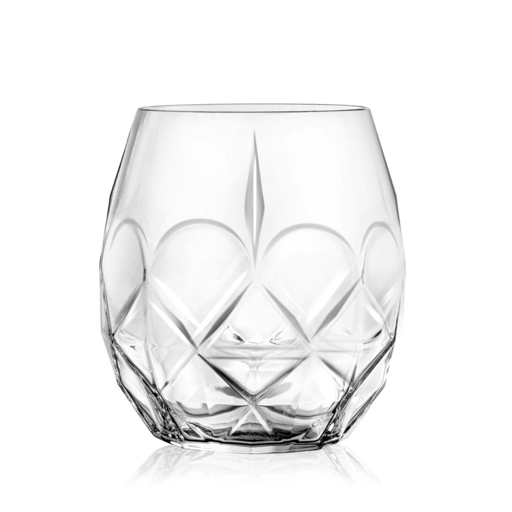 Кристална чаша ALKEMIST, на бял фон. Модерен дизайн, който съчетава микс между изчистени форми и гравирани геометрични фигури в основата.
