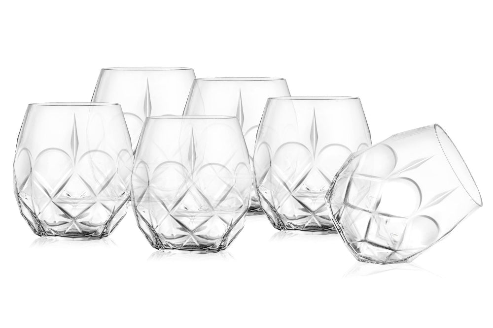 6 бр. кристални чаши на бял фон. Италианско качество, модерен дизайн, който съчетава семплостта на изчистения дизайн и сложността на връвираните форми.