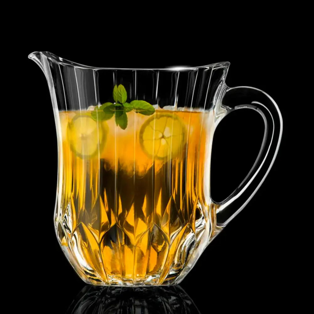 Кристална кана Adagio RCR Italy, на черен фон, със съдържание безалкохолна напитка, изработена от безоловен екологично чист кристал LUXION. Вместимост 1200 мл. Много подходяща за подарък благодарение на луксозната си кутия.