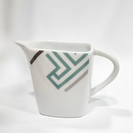 Каничка за мляко от фин порцелан с вместимост 300 мл, бял цвят, с ивици в зелено тифани в горната част до ръба 