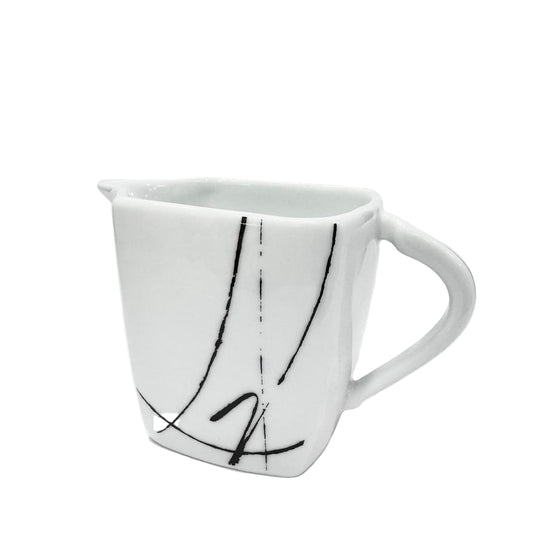 Каничка за мляко от фин порцелан в бял цвят с черни декоративни ивици, с дръжка, на бял фон