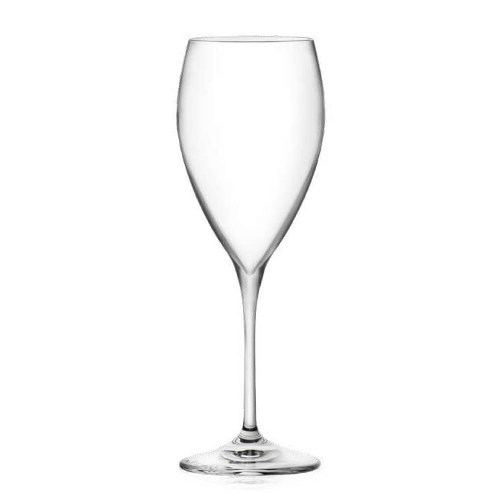 Елегантна кристална чаша Invino I41 подходяща за червени вина. Изчестен дизайн, с удължена форма и тънко стъбл, на бял фон.