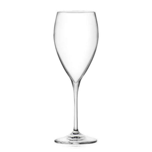 Елегантна кристална чаша Invino I41 подходяща за червени вина. Изчестен дизайн, с удължена форма и тънко стъбл, на бял фон.