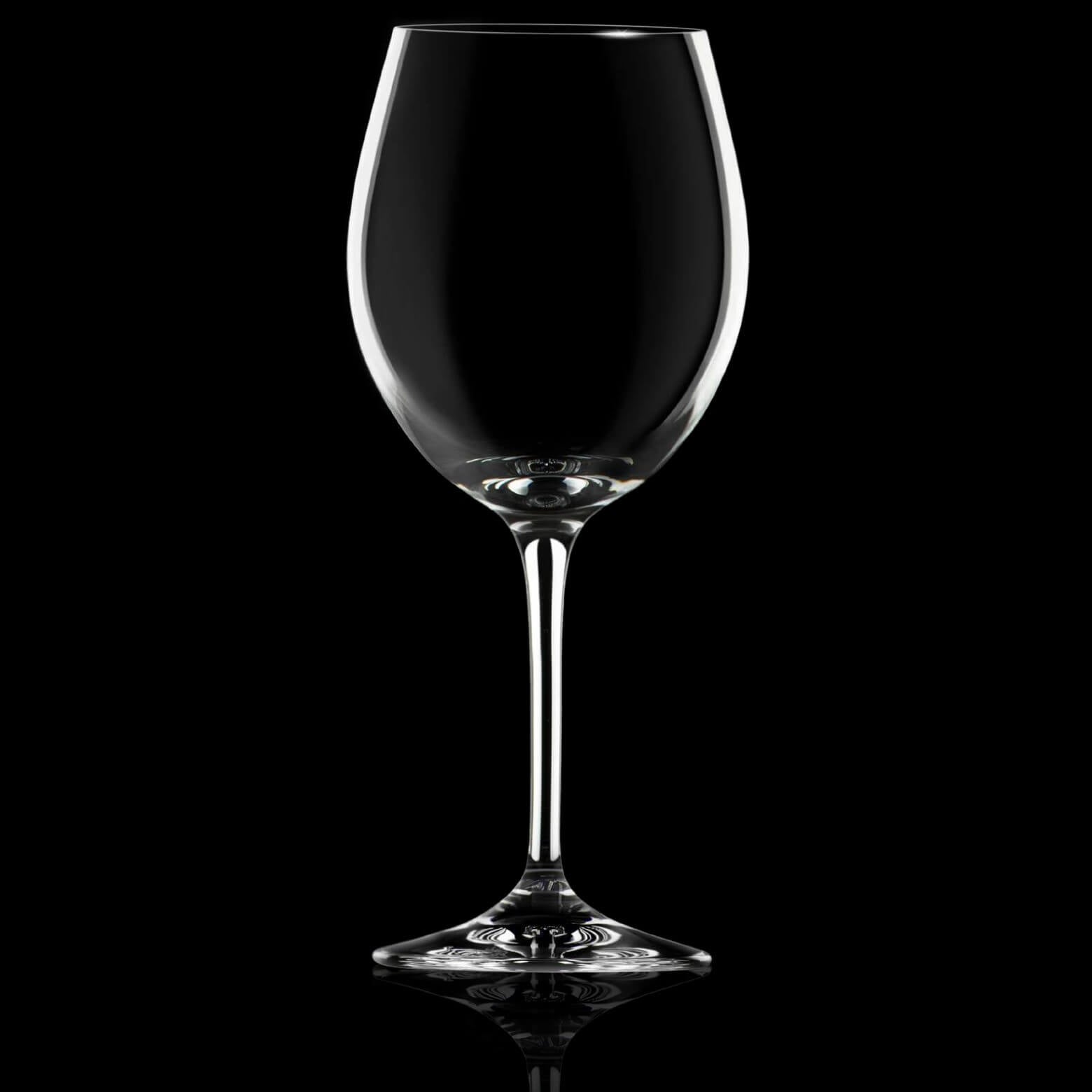 Чаша INVINO RCR за червено вино с класическа форма, на черен фон