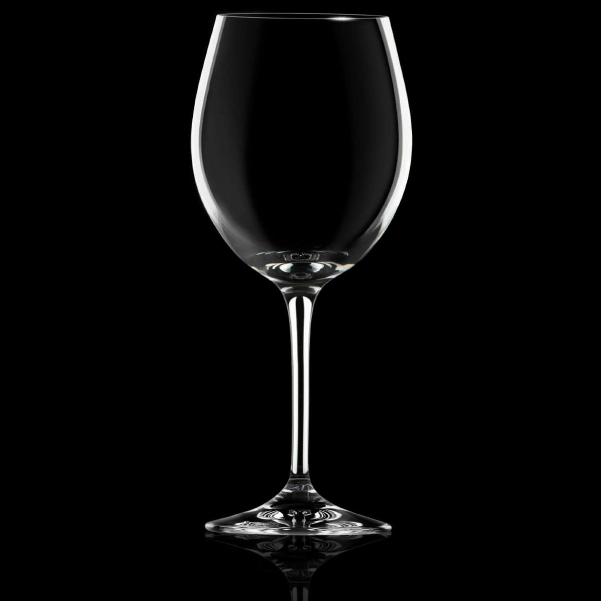Чаша INVINO RCR за червено вино с класическа форма, на черен фон