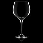 Чаша INVINO RCR за бяло вино с класическа форма, на черен фон