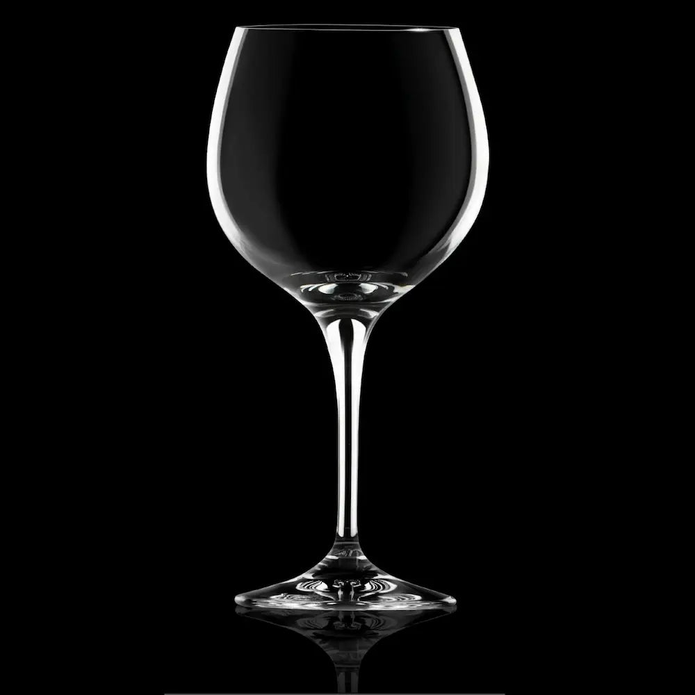 Чаша INVINO RCR за бяло вино с класическа форма, на черен фон