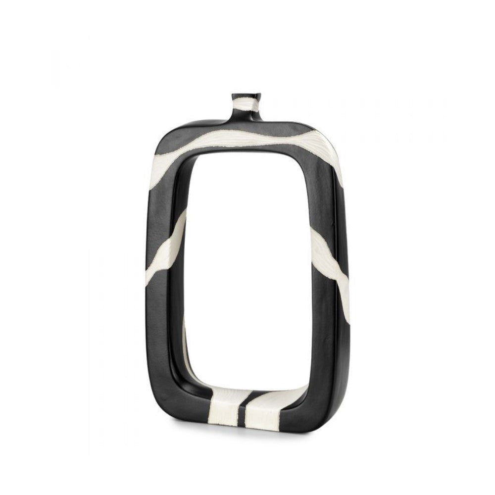 Декоративна керамична ваза Oslo Fade с абстрактни бели линии върху черна основа и правоъгълна форма на бял фон.