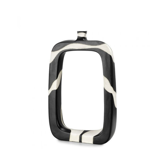 Декоративна керамична ваза Oslo Fade с абстрактни бели линии върху черна основа и правоъгълна форма на бял фон.