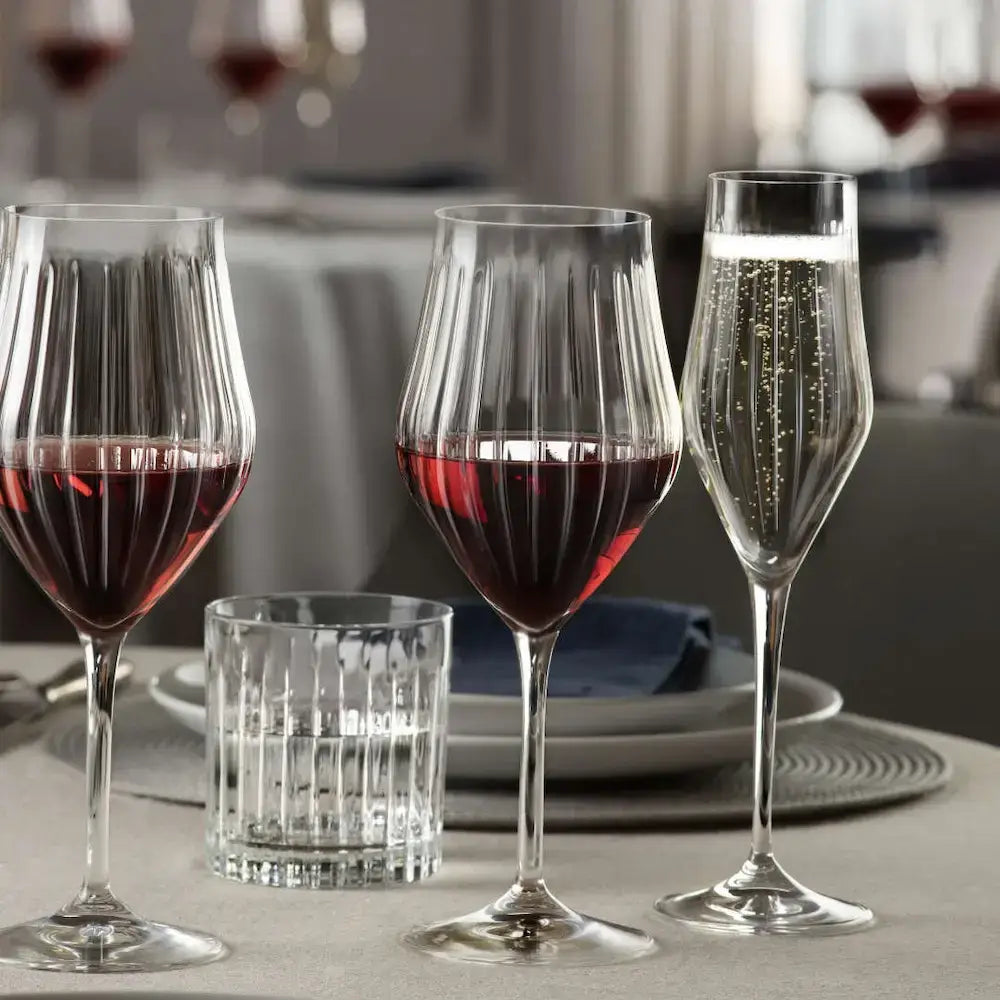 Кристални чаши RCR с фини релефни вертикални линии, подредени на елегантна трапеза - съчетание на италиански дизайн и съвършен блясък и прозрачност.