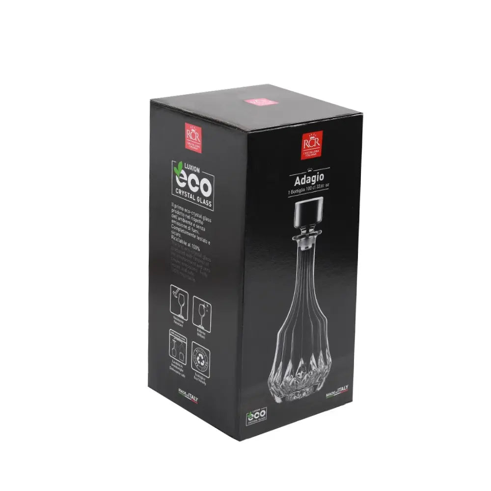 Красива бутилка за ликьори в луксозна черна опаковка, Adagio RCR Italy, изработена от безоловен екологично чист кристал, вместимост 1000 мл, елегантен класически дизайн с дълбоки гравирани линии в основата за повече блясък. Перфектен подарък за мъж