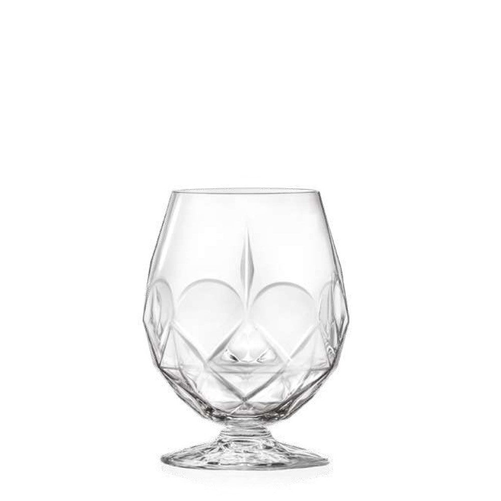 Елегантна чаша Alkemist поставена на бял фон, със столче, подходяща за коняк и бренди. Вместимост 530 мл