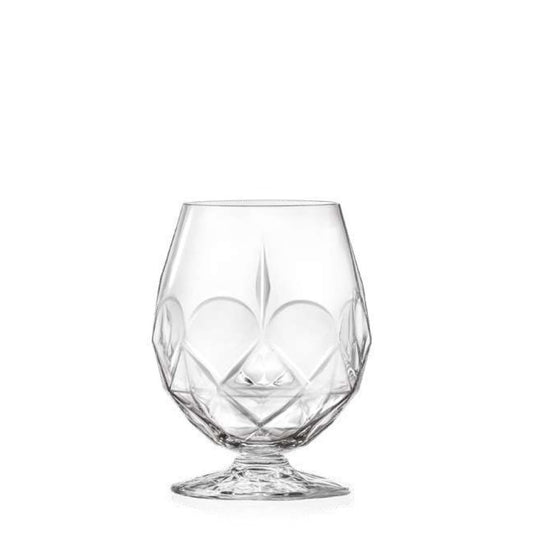 Елегантна чаша Alkemist поставена на бял фон, със столче, подходяща за коняк и бренди. Вместимост 530 мл