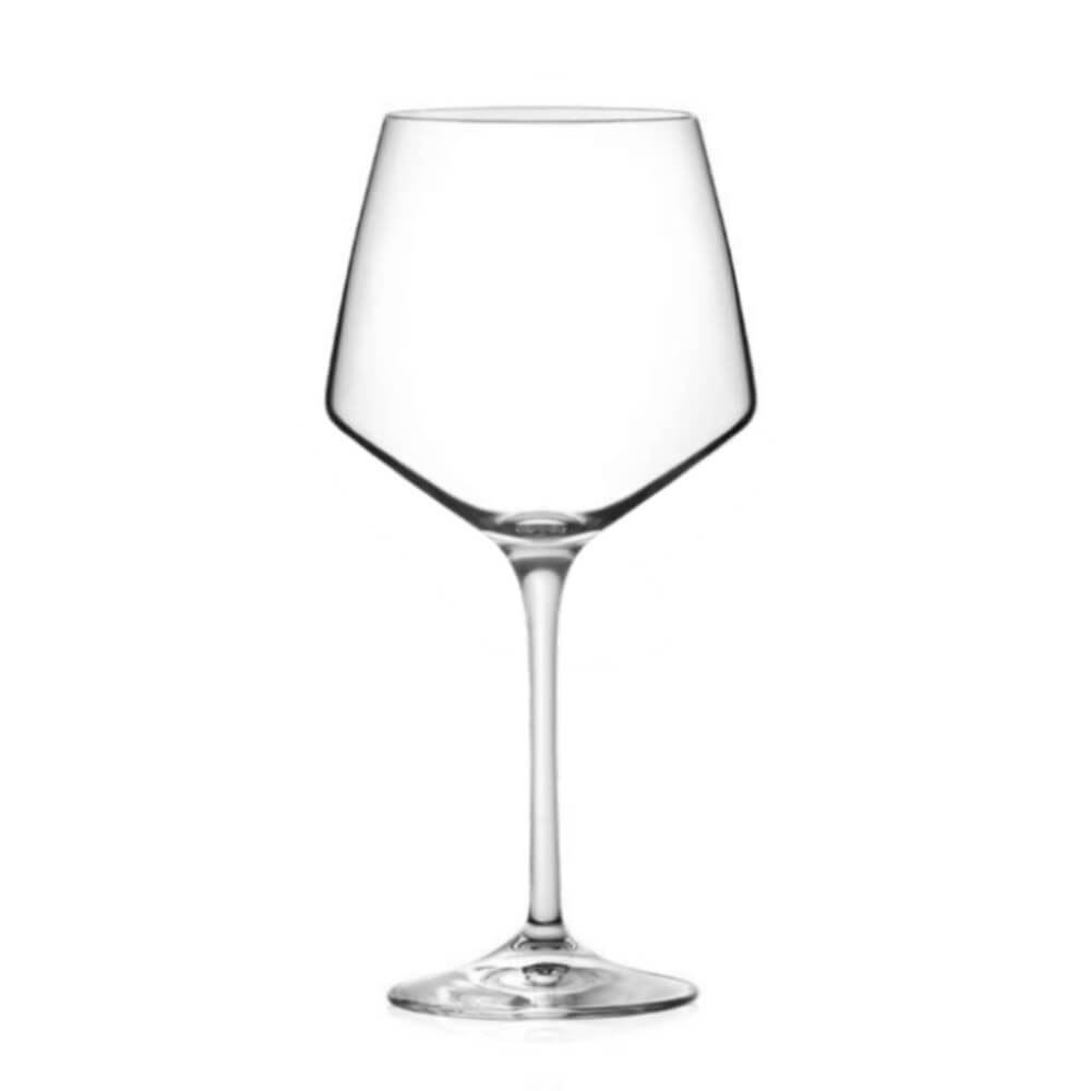 Елегантна кристална чаша за червено вино с широка купа и тънко стъбло модел Aria A72 RCR Italy на бял фон.