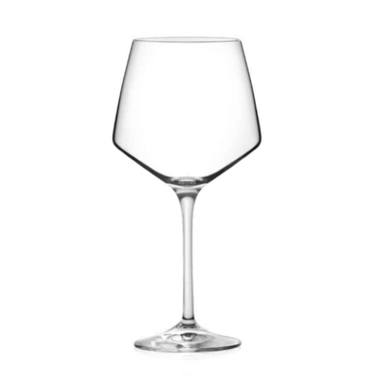 Елегантна кристална чаша за червено вино с широка купа и тънко стъбло модел Aria A72 RCR Italy на бял фон.