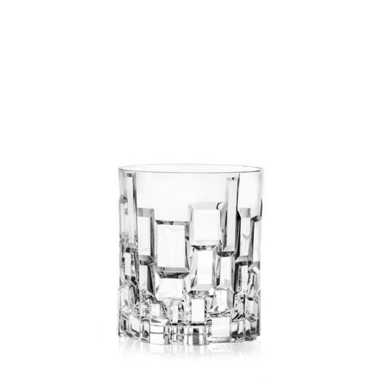 Елегантна кристална чаша за уиски модел Етна на бял фон