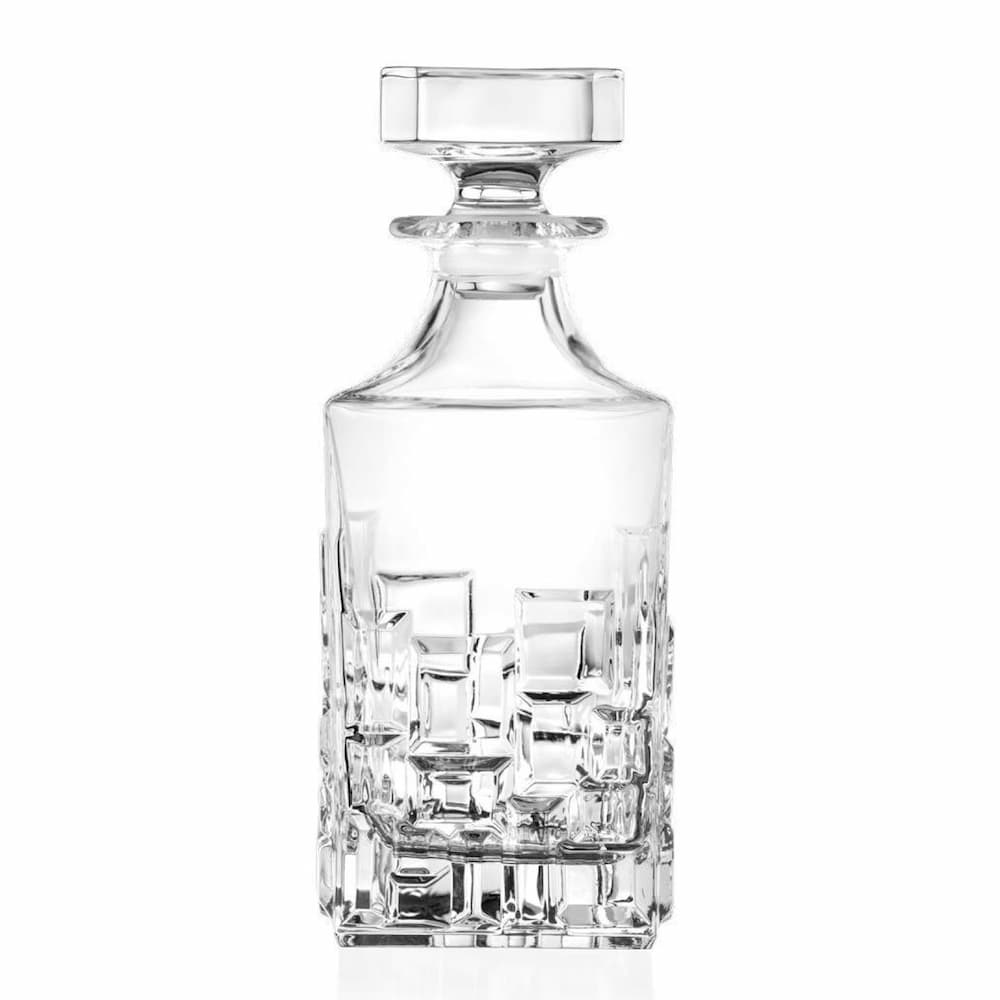 Eлегантна бутилка за уиски модел Etna, на бял фон. Модерен дизайн с геометрични форми в основата за пречупване на светлината и повече блясък. Квадратна форма с тапа 