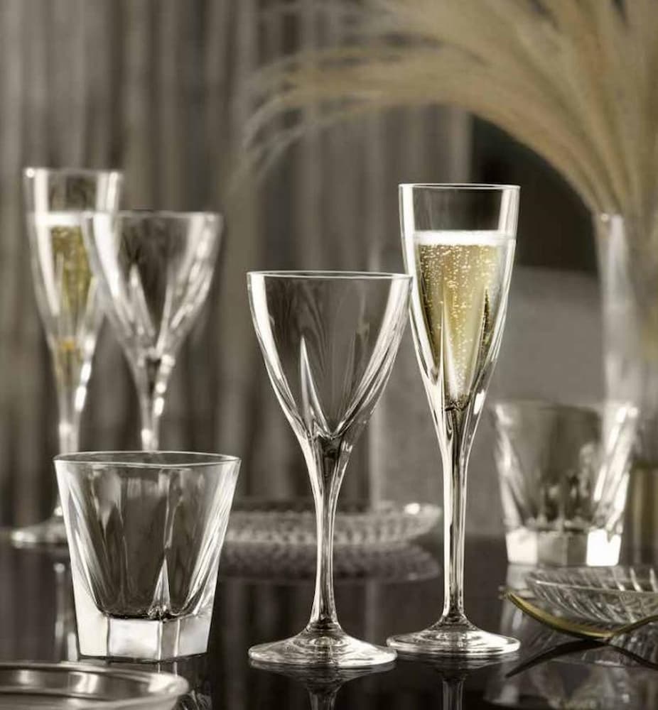 Чаши FUSION RCR потредени върху елегантна маса в стилна обстановка на изискан ресторант