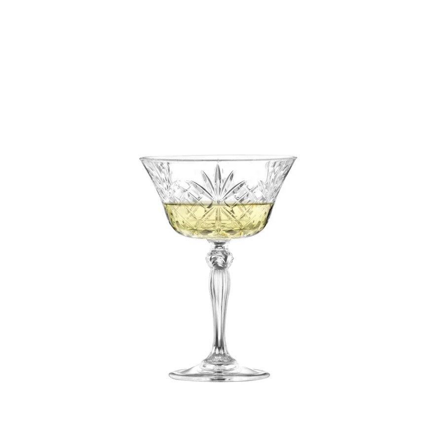 Елегантна кристална чаша MELODIA с шампанско на бял фон.