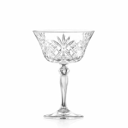 Елегантна кристална чаша MELODIA за коктейли и шампанско с класически гравирани декори с
изящно гравирано стъбло на бял фон
