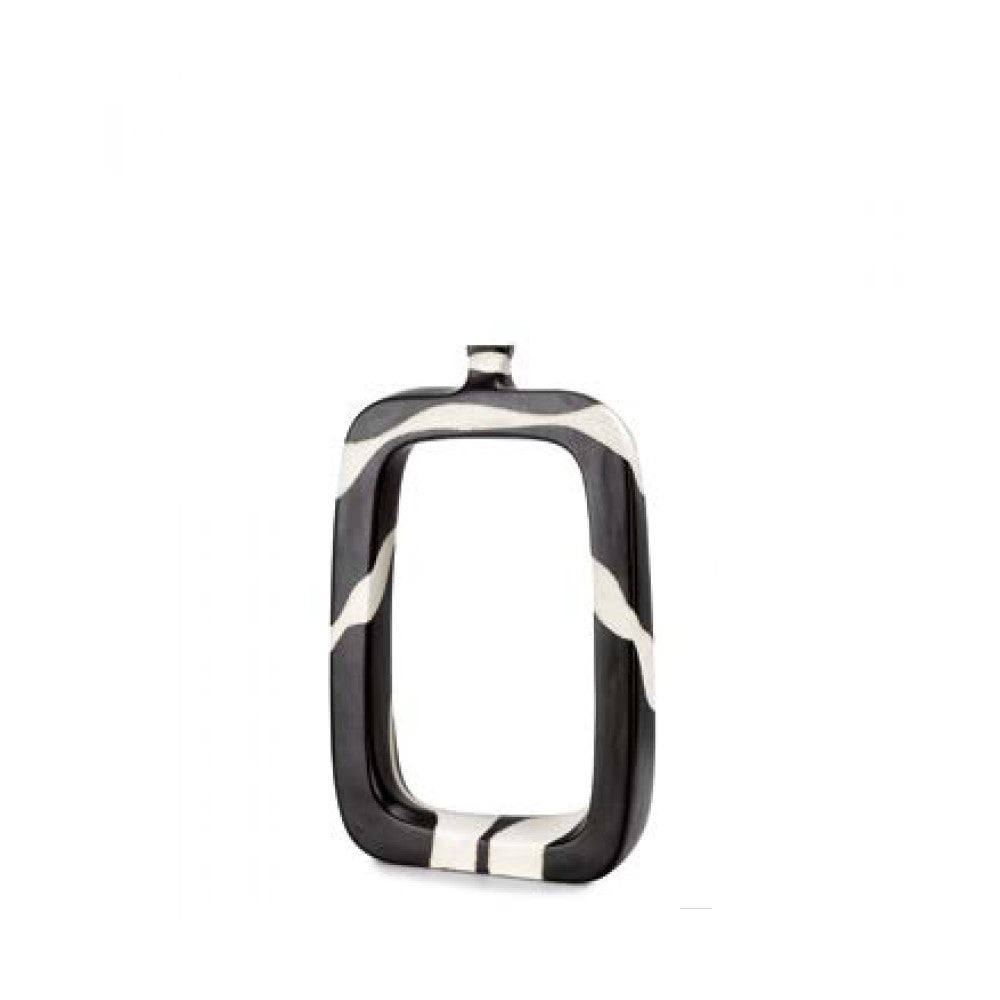 Декоративна керамична ваза Oslo Fade с абстрактни бели линии върху черна основа и правоъгълна форма на бял фон. Височина 40 см.