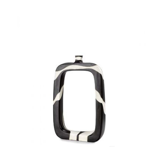 Декоративна керамична ваза Oslo Fade с абстрактни бели линии върху черна основа и правоъгълна форма на бял фон. Височина 40 см.