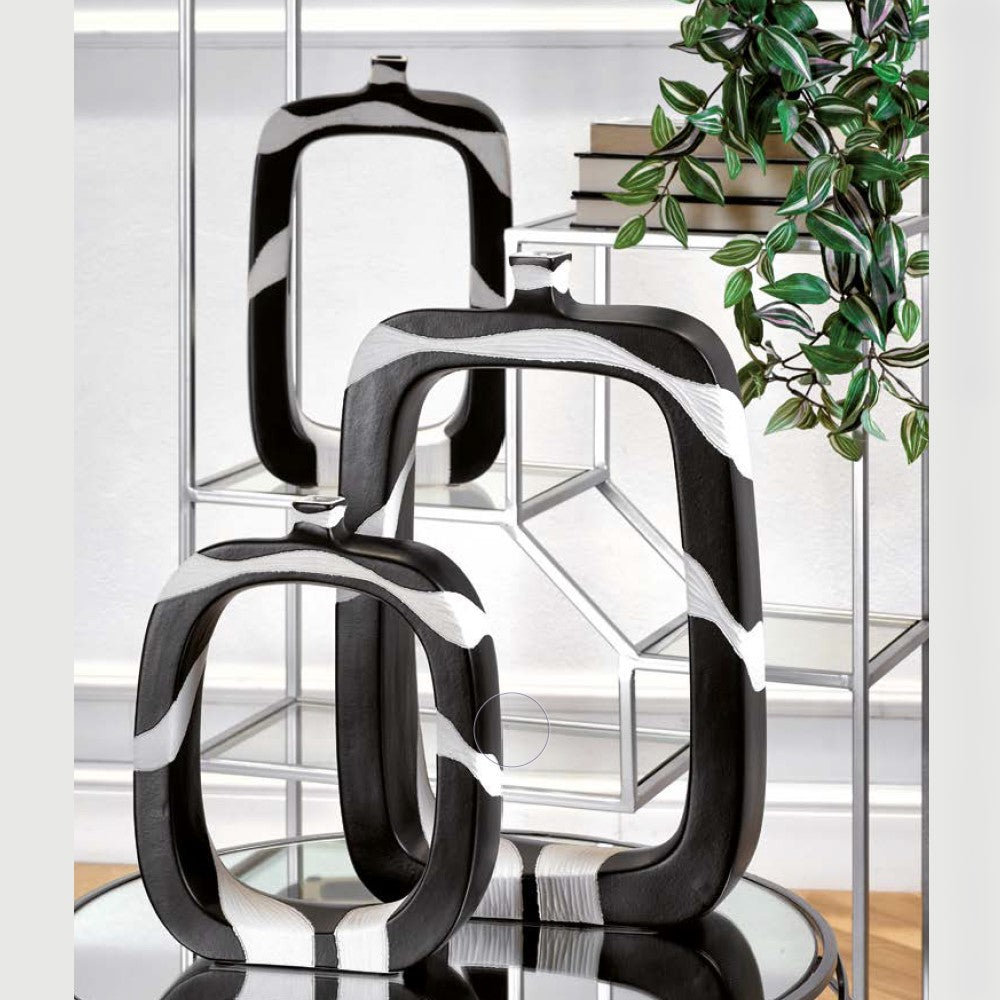 Колекция от три декоративни керамични вази Oslo Fade с абстрактен бяло-черен дизайн, подредени в съвременен интериор върху васичка  огледален плот в сребрист цвят и етажерка.